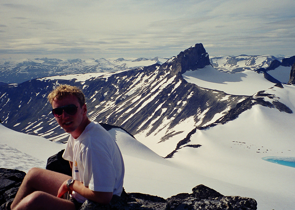 23.07.1998 - Fra toppen av Store Tverråtinden (2309), mot nordvest. Skardstinden (2373) dominerer bakgrunnen.