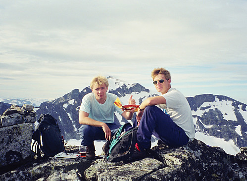 23.07.1998 - På Midtre Tverråtinden (2302). Galdhøpiggen (2469) ses i bakgrunnen mellom oss.
