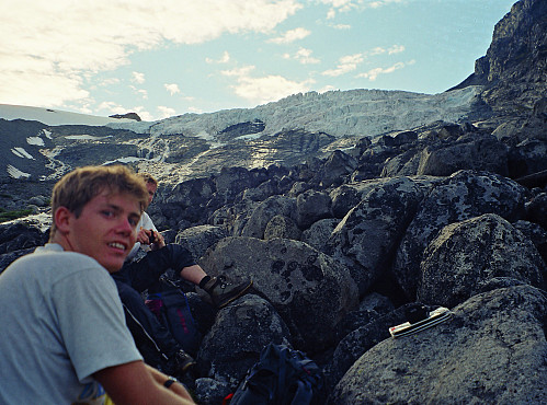 23.07.1998 - Siste hvil på vei tilbake til Spiterstulen. Svellnosbrean velter ned fjellsiden ovenfor oss.