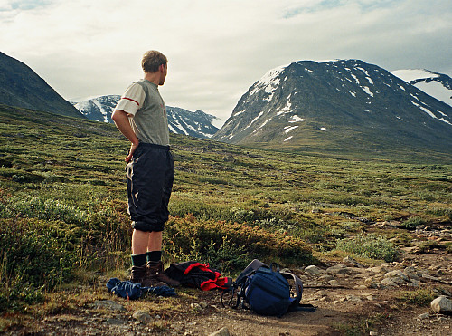 10.08.1998 - Hans Petter i Visdalen, 2 km sør for Spiterstulen. Vi skulle gå opp dalen til venstre, og første topp skulle bli den lille pyramiden bakerst, litt til høyre for Hans Petter - Memurutinden V1 (2280).