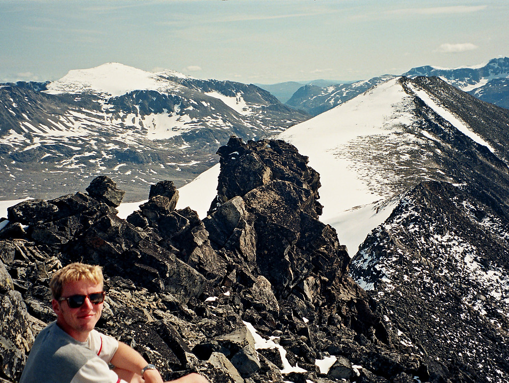 10.08.1998 - På Memurutinden V3 (2243), hvor vi puster ut etter klatringen opp hammeren på nordsiden av toppen. Bildet er tatt mot sørøst, med Surtningssue (2368) til venstre. Til høyre er Memurutinden V4 (2230).