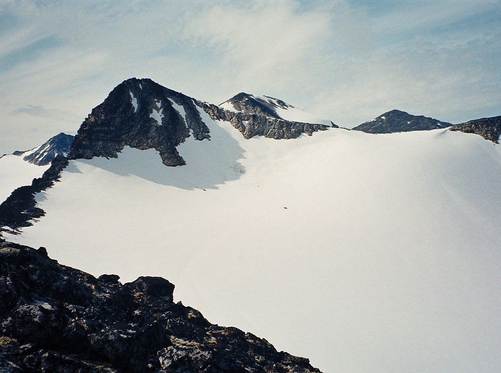 10.08.1998 - Fra Memurutinden V6 (2049), mot flere av toppene vi hadde besteget tidligere denne dagen. Til venstre og nærmest er Memurutinden V5 (2140). Midt i bildet ses Memurutinden V4 (2230). Til høyre og lengst bak stikker Memurutinden V1 (2280) opp.