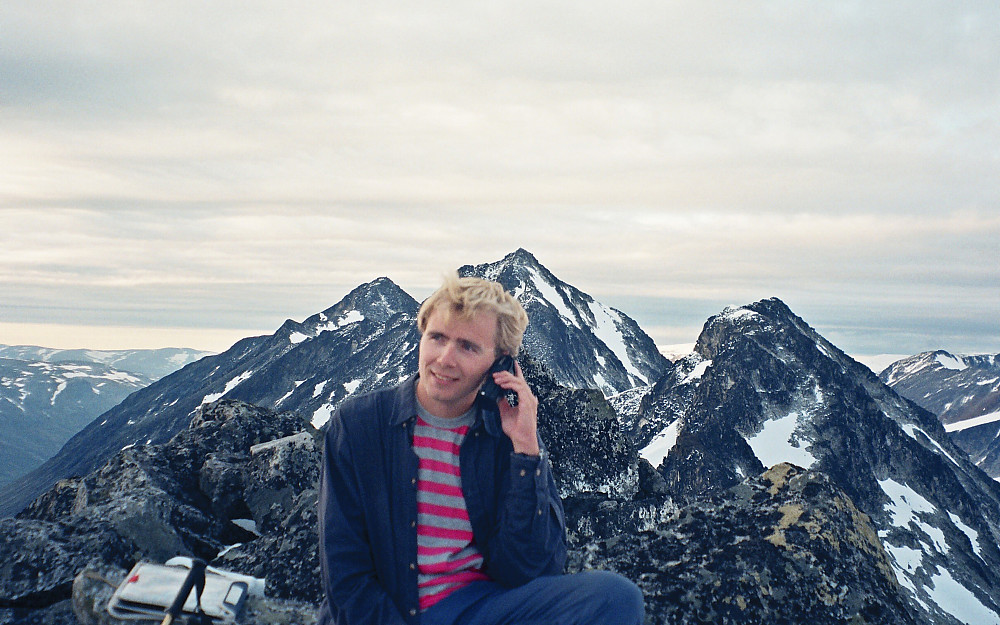 10.08.1998 - På toppen av Søre Hellstugutinden (2189). Bak ses Hellstugutinder på rad og rekke. Mobiltelefonene var litt tykkere den gang ... Og det var faktisk dekning så sentralt i Jotunheimen på den tiden.