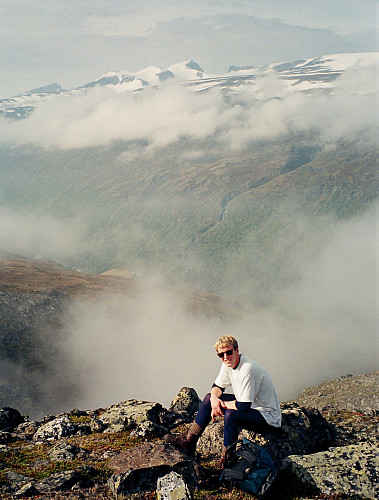 06.09.1998 - Pause på vei opp mot Smiugjelsoksle. Visdalen begynner å bli langt under oss nå. Galdhøpiggen (2469) ses bakerst i midten.