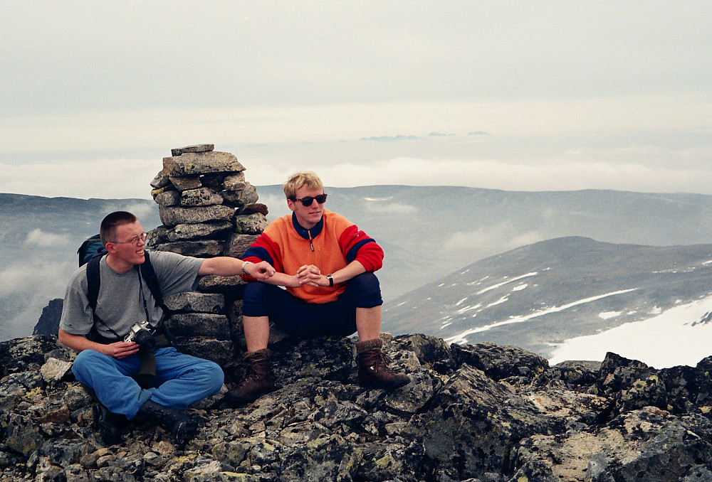 06.09.1998 - Ved toppvarden på Dronningje (2189). Langt i det fjerne stikker Rondane opp over skylaget.