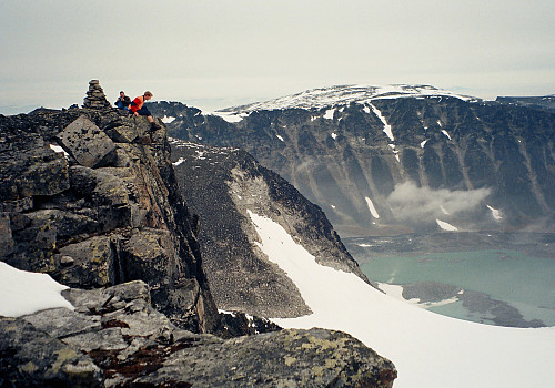 06.09.1998 - Jan Terje og Hans Petter på Dronningje (2189). Vannet nede til høyre er Trollsteintjønne. Det flate fjellet til høyre er Store Trollsteinhøe (2201).