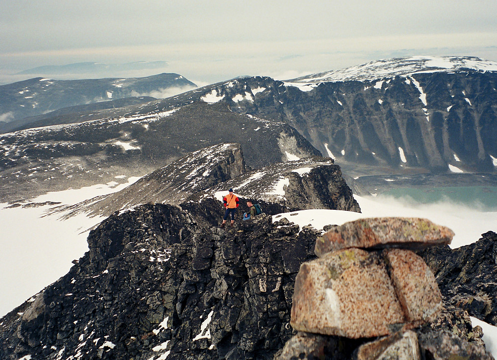 06.09.1998 - Jeg står på Trollsteineggje (2300) og tar bilde nordover. Toppvarden ses helt i forgrunnen til høyre. Hans Petter og Jan Terje mangler noen meter før de er på toppen.