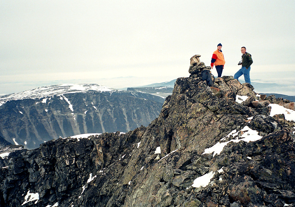 06.09.1998 - Hans Petter og Jan Terje på toppen av Trollsteineggje (2300). Bildet er tatt mot nordøst. Langt i det fjerne skimtes Snøhetta-massivet midt i bildet.