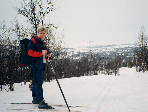 02.04.1999 - I skiløypa som går rundt Gravfjellet (1173). Her er vi på vestsiden av Gravfjellet.