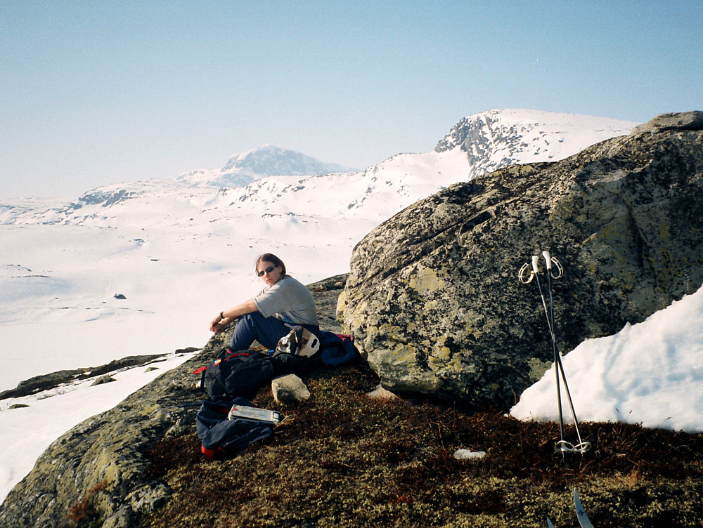 03.04.1999 - Pause på høyde 1105, Øst for Gravolstjednet. Bak til høyre ses Gravolskampen (1281). Bitihorn (1607) er lenger bak, midt i bildet.