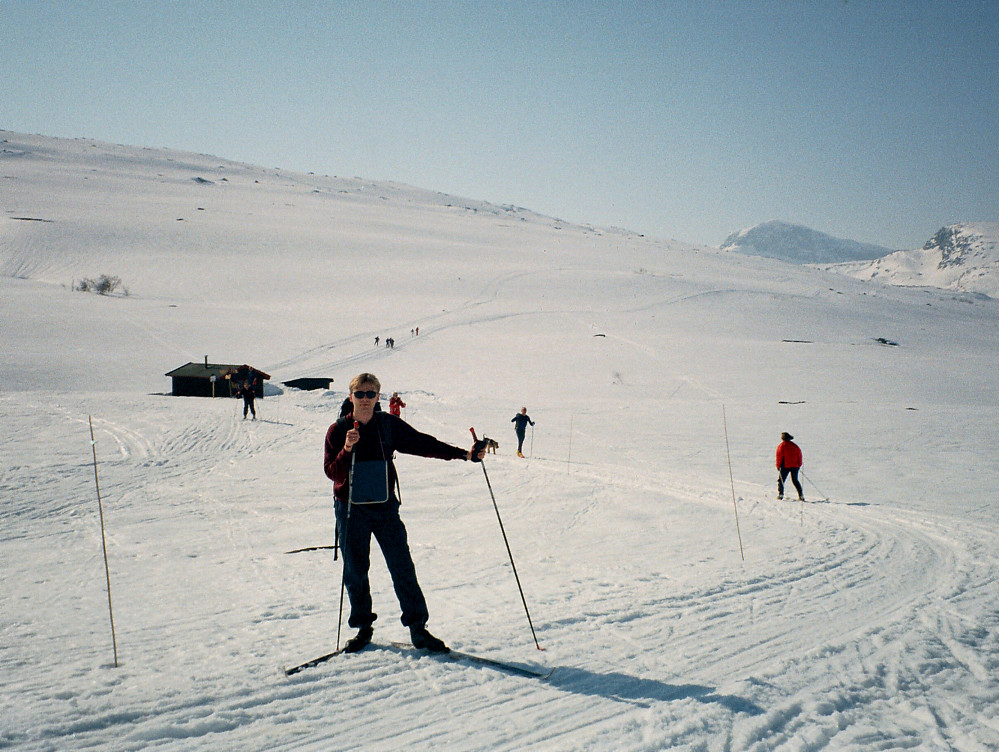 03.04.1999 - I skiløypa, nord for Kampen (1197) og Svoloberget (1233). Bak til venstre er Skirvebue, ved sørspissen av Karifjorden.