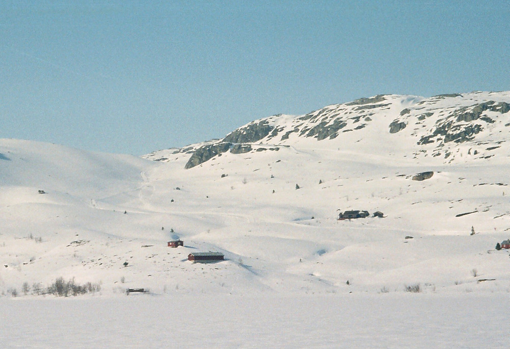 03.04.1999 - Olestølen, sett fra sørsiden av Olevatnet. Løypa vi har gått kommer ned fra skaret litt til venstre.