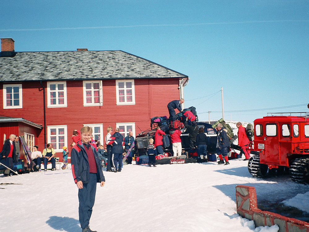 04.04.1999 - Foran Bygdin Fjellhotell. Stor aktivitet her i finværet på 1. påskedag.