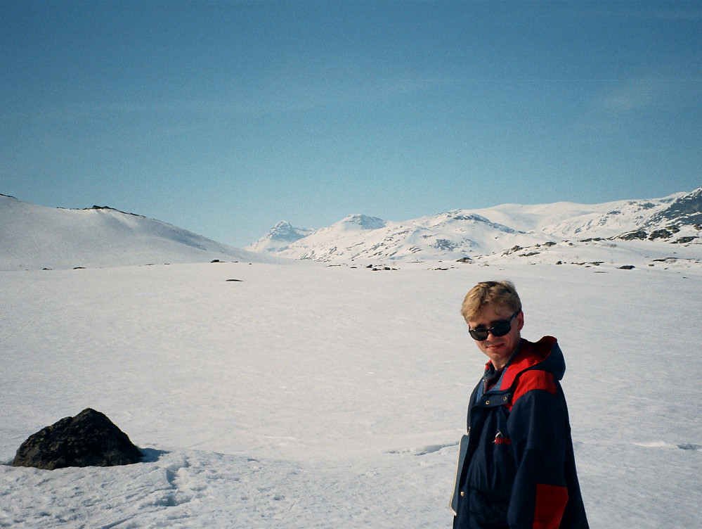 04.04.1999 - Ved Veslefjorden, sørvest på vannet Vinstre. Bildet er tatt mot nordvest. Lengst bak og litt til venstre ses Torfinnstindane (2120).