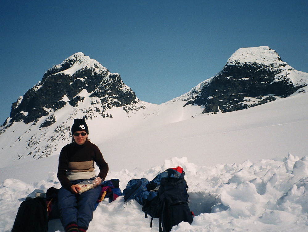 08.05.1999 - Ferdig utgravd rasteplass på Leirbrean. Store Smørstabbtinden (2208) bak til venstre, med Kniven (2133) til høyre.