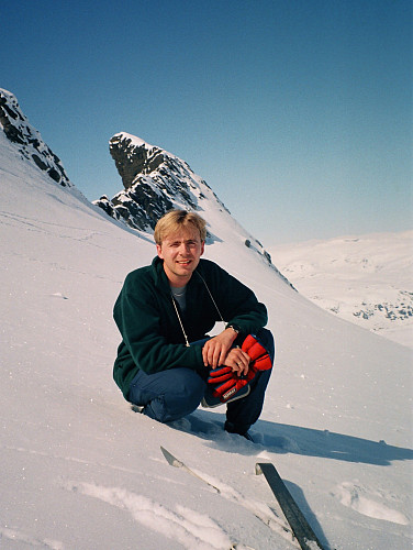 08.05.1999 - Øverst på Leirbrean med Skeie (2118) rett bak. Litt nedenfor berget helt til venstre ser man søkket i snøen som skjuler ei bregleppe (bergschrund).
