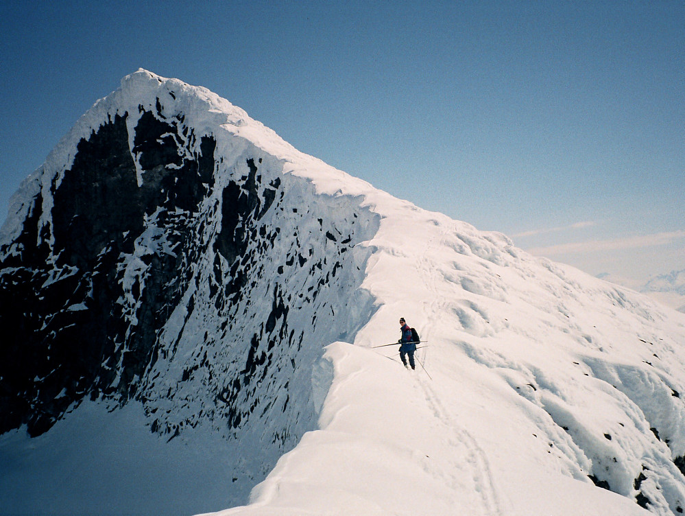 08.05.1999 - Grete nærmer seg Veslebjørn (2150). Vi er på ryggen ca 150 meter vest for toppen.