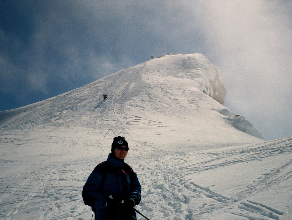 08.05.1999 - Grete litt nedenfor toppen av Storebjørn (2222), som ses bak. Her er vi på vei ned.