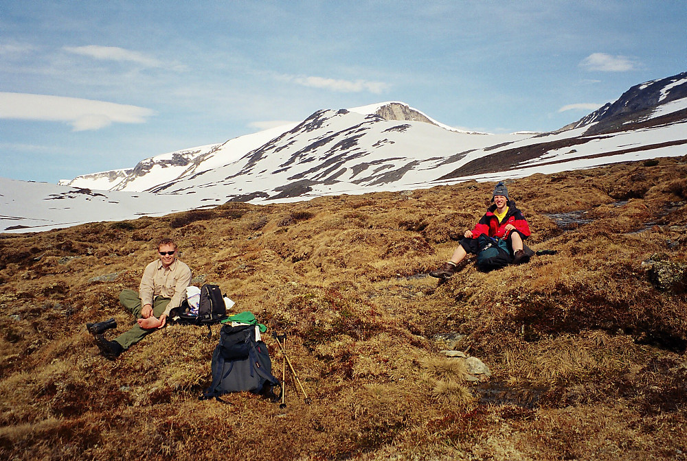 26.06.1999 - Nils Brede og Hans Petter på Netosæterfjellet. Høyest bak i midten er Heksete (2105).