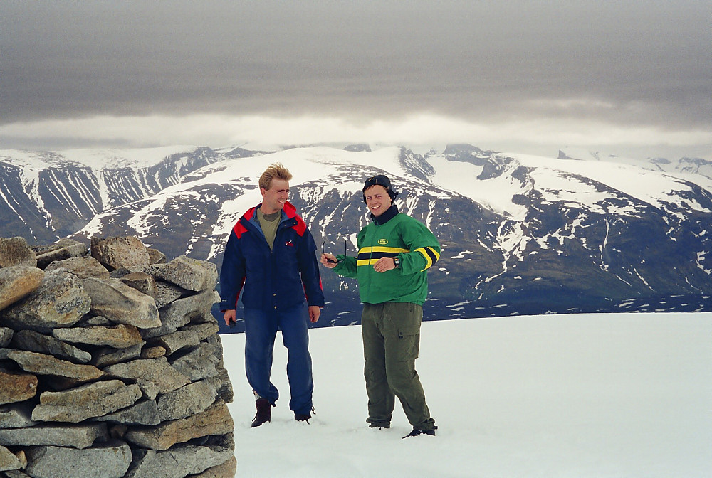 26.06.1999 - Ved toppvarden på Heksete (2105). Jotunheimen i bakgrunnen. Gråværet er på vei...