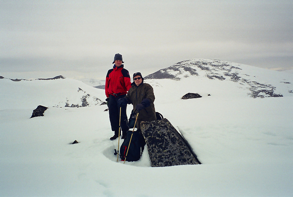 26.06.1999 - På Austre Hestbreapiggen (2132). Store Hestbreapiggen (2172) ses bak til høyre.