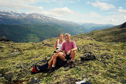 10.07.1999 - Vi sitter noen hundre meter sør for Kleivberget (1174). Dalen bak er Leirdalen/Bøverdalen.