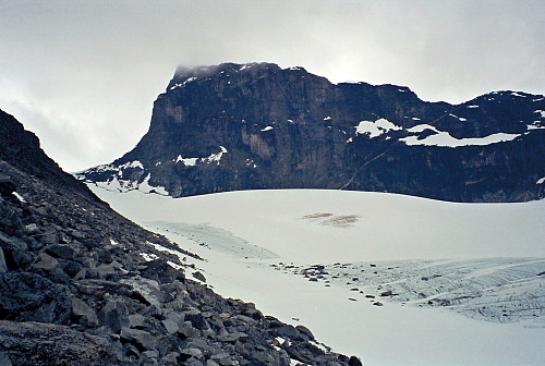 10.07.1999 - Skardstinden (2373) sett fra østsiden av Heimre Illåbrean.
