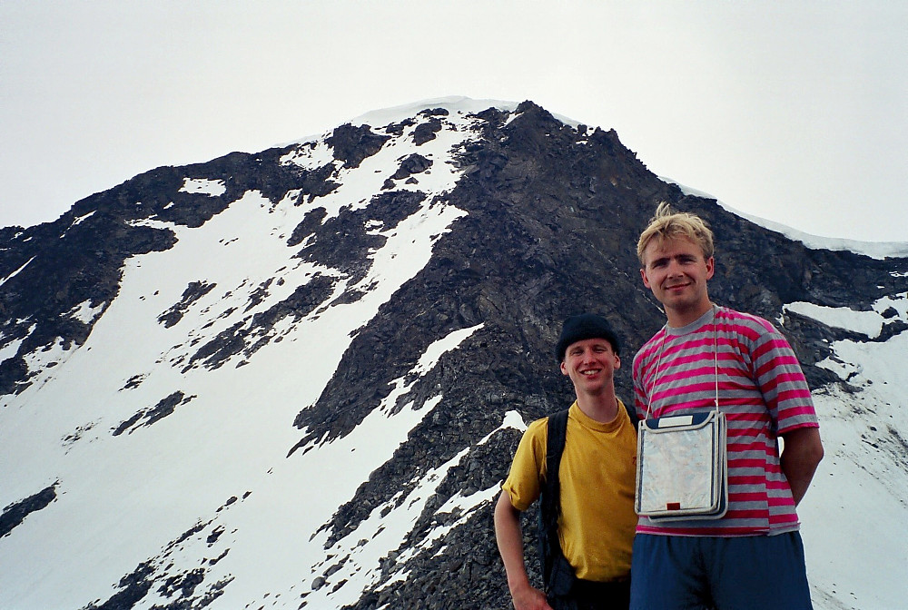 10.07.1999 - I skaret nord for Søre Heimre Illåbreatinden (2175), som ruver bak. Denne var nå vårt neste mål på turen.