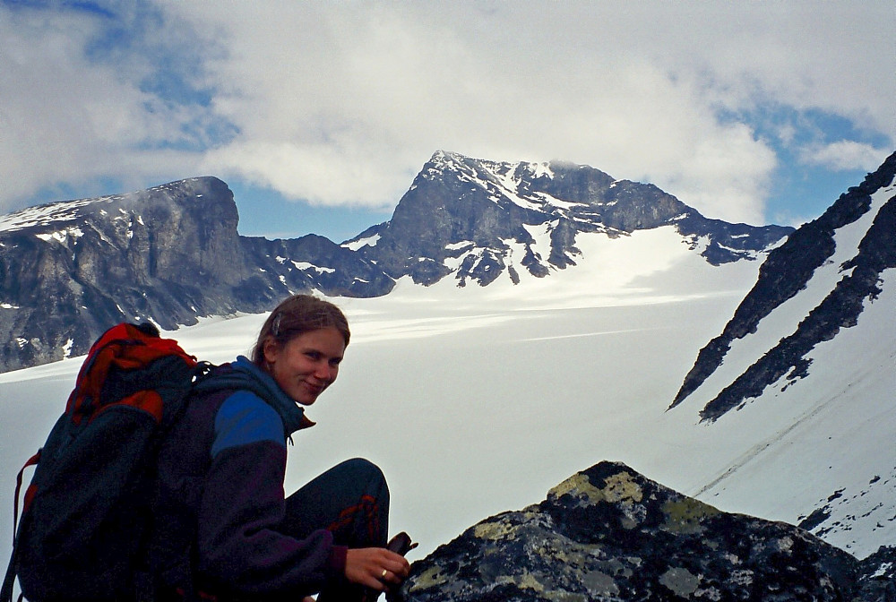 10.07.1999 - Grete i skaret nord for Søre Heimre Illåbreatinden (2175). Galdhøpiggen (2469) midt i bildet. Vesle Galdhøpiggen (2369) til venstre.