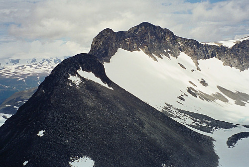 10.07.1999 - Fra toppen av Søre Heimre Illåbreatinden (2175), mot våre neste mål. Høyeste topp på bildet er Bakarste Storgrovhøe (2259).