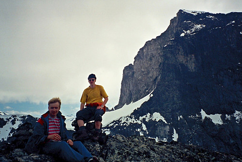 10.07.1999 - På toppen av Nørdre Heimre Illåbreatinden (2170). Til høyre ruver Skardstinden (2373).
