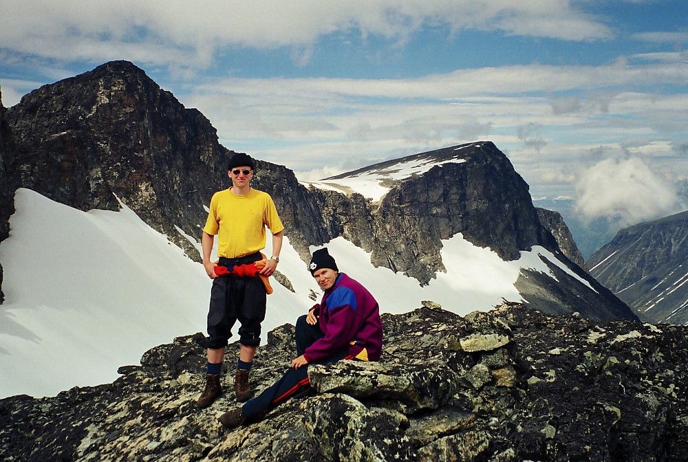 10.07.1999 - På Nørdre Heimre Illåbreatinden (2170). Bak ses Bakarste Storgrovhøe (2259) til venstre, og Fremste Storgrovhøe (2253) til høyre.