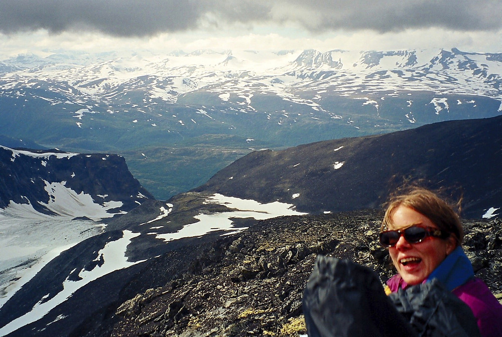10.07.1999 - Pause ca 500 meter nordvest for toppen av Bakarste Storgrovhøe (2259). Nedenfor i venstre bildekant ses Heimre Illåbrean. Bildet er tatt mot nordvest.