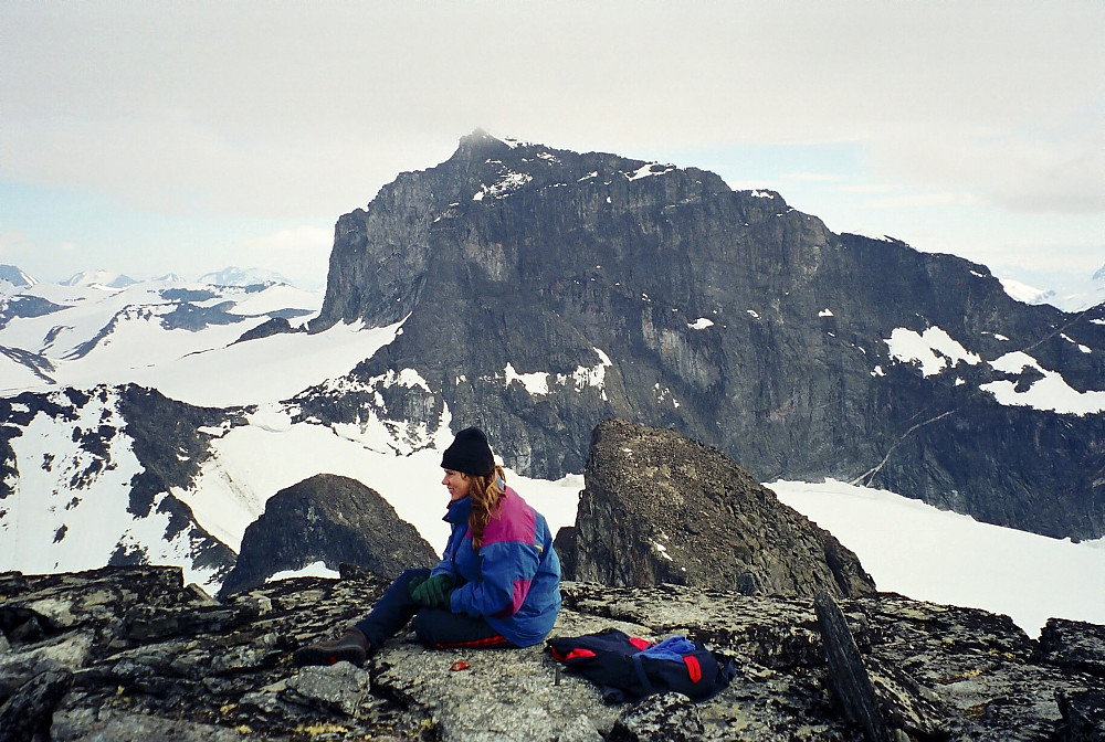 10.07.1999 - På toppen av Bakarste Storgrovhøe (2259). Storgrovtinden (2229) ses til høyre for Grete, mens Nørdre Heimre Illåbreatinden (2170) er rett til venstre for henne. Skardstinden (2373) dominerer bakgrunnen.
