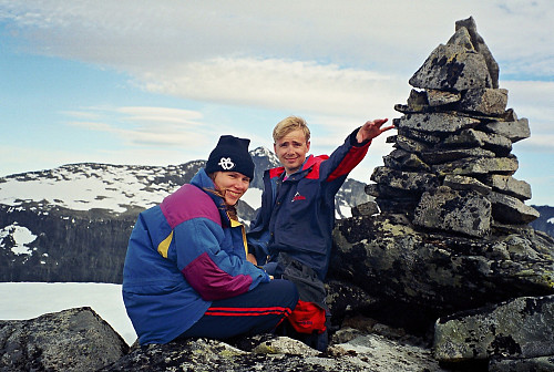 10.07.1999 - Ved toppvarden på Fremste Storgrovhøe (2253). I bakgrunnen mellom oss er Galdhøpiggen (2469).