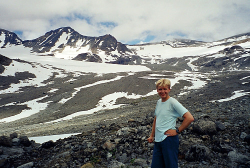 17.07.1999 - Jeg er på høyde 1593 oppe i Memurudalen, rett øst for Memurutinden V6 (2049). Noen av dagens mål i bakgrunnen, med blant annet Austre Memurutinden (2301) til venstre.