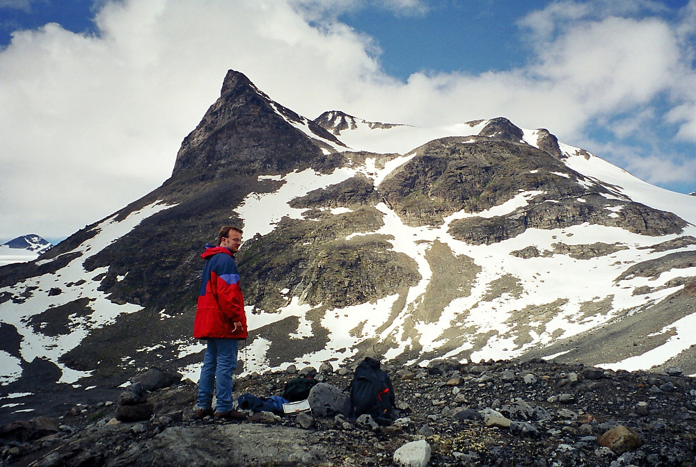 17.07.1999 - Vi er på høyde 1593 oppe i Memurudalen. Memurutinden V6 (2049) har en spenstig profil herfra. Litt lenger bak og midt i bildet er Memurutinden V5 (2140).