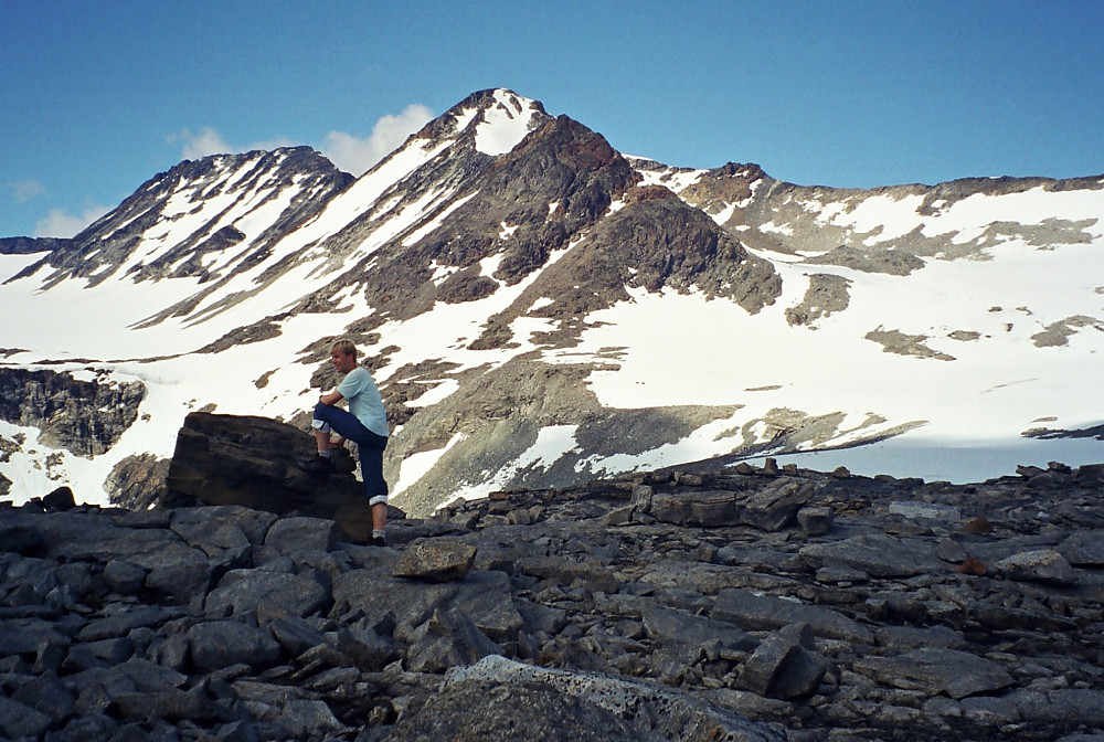 17.07.1999 - Jeg står på høyde 1888 (Vest for Nørdre Blåbreahøe). I midten bak er Austre Memurutinden (2301), dagens høyeste mål. Store Memurutinden (2367) er lenger bak til venstre.
