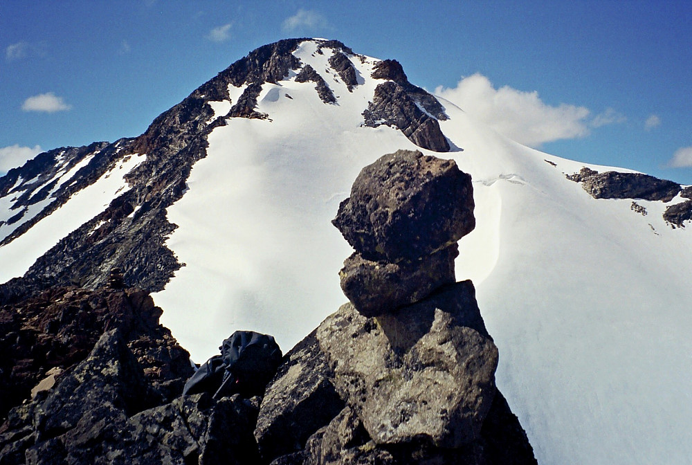 17.07.1999 - Austre Memurutinden (2301) sett fra Memurutinden Ø2 (2151). Toppvarden på sistnevnte tind ses helt i forgrunnen.