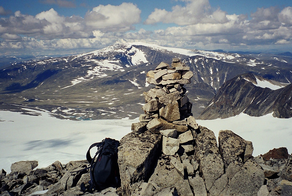 17.07.1999 - Toppvarden på Austre Memurutinden (2301) i forgrunnen, med Glittertinden (2460) i bakgrunnen.