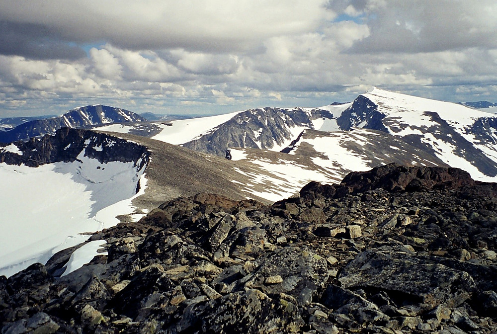 17.07.1999 - Utsikt mot sørøst fra Søre Veotinden (2267). Surtningssue (2368) helt til høyre i bildet.