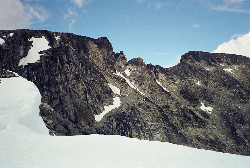 17.07.1999 - Mot Styggehøbreatindan, med Sørvestre (2220) litt til venstre for midten av bildet og Søraustre (2232) helt til høyre. Imellom disse ses 3 sagtakker på eggen. Bildet tatt fra ryggen ned mot Nord for Nørdre Blåbreahøe (2140).