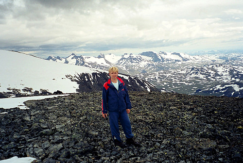 17.07.1999 - På Søre Blåbreahøe (2196). Utsikt mot sør. Dagens siste 2000-meterstopp.