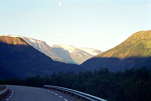 31.07.1999 - Soloppgang i Bøverdalen klokken 05:30. Fjellet rett under månen er Storgrovhøe (2259).