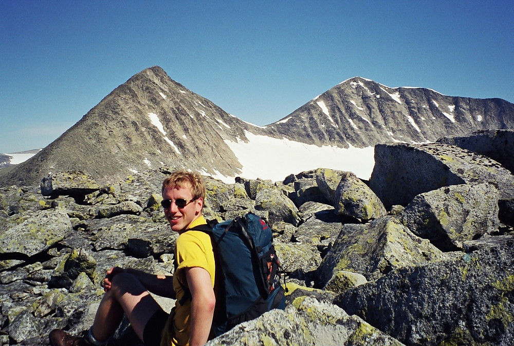 31.07.1999 - Hans Petter sitter på toppen av Vest for Høybrean (1919). Til venstre er Vestraste Hestbreapiggen (2078), til høyre ses Vestre (2139).