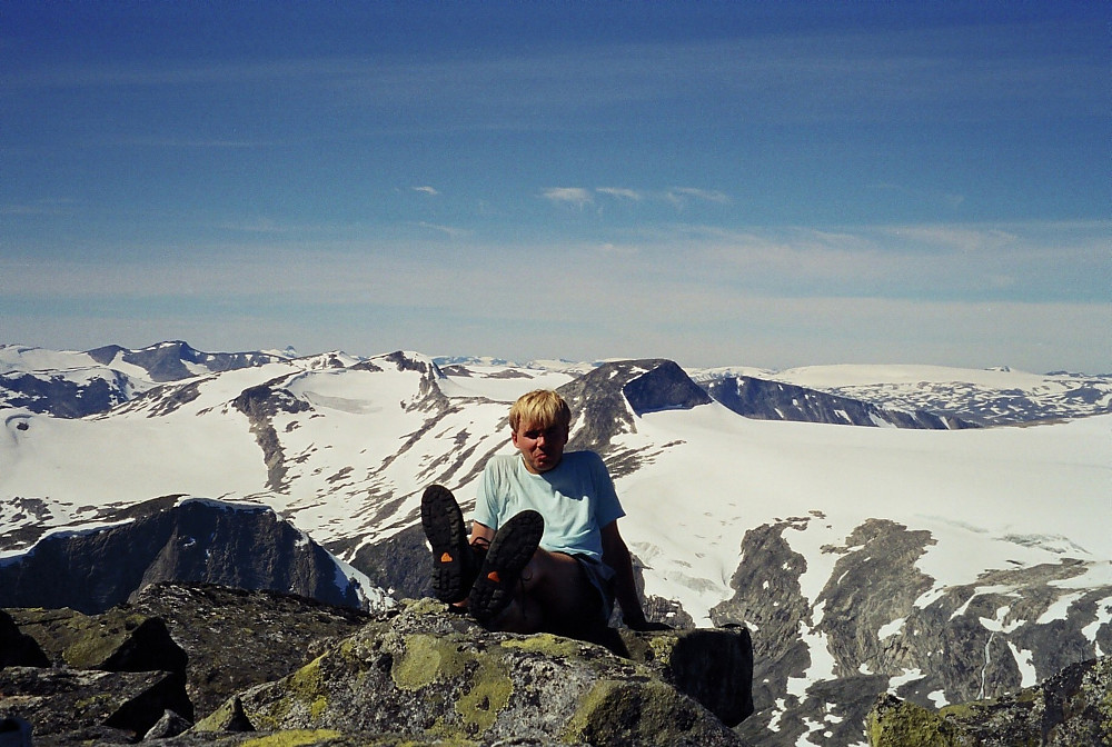 31.07.1999 - Utsikt mot vest/nordvest fra Vestraste Hestbreapiggen (2078). I bakgrunnen, like til høyre for meg, er Austre Holåtinden (2043) temmelig bar og fri for snø.