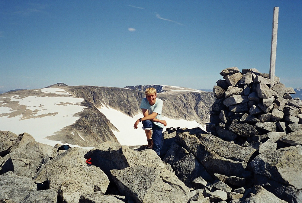 31.07.1999 - Jeg ved siden av toppvarden på Vestre Hestbreapiggen (2139). Store/Nordre Hestbreapiggen (2172) stikker opp til venstre, bak den flate Vest for Midtre Hestbreapiggen (2143).