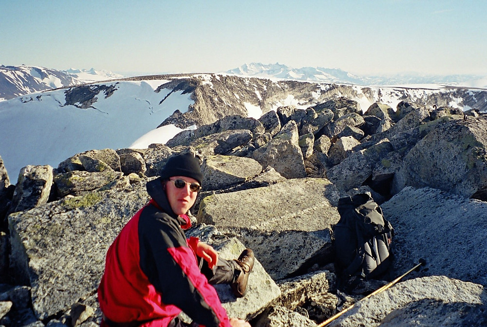 31.07.1999 - Vi er på Store/Nørdre Hestbreapiggen (2172). Flat topp i bakgrunnen er Midtre Hestbreapiggen (2160).