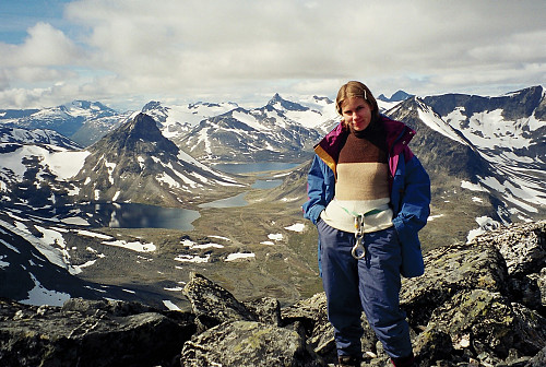 22.08.1999 - På toppen av Store Urdadalstinden (2116). Utsikt mot Leirvassbu og Leirvatnet, som er bak midt i bildet.