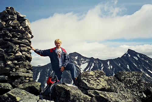 22.08.1999 - På toppen av Store Urdadalstinden (2116). I bakgrunnen, midt i bildet, er Midtre Hellstugutinden (2339). Til høyre ses Store Hellstugutinden (2346).